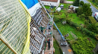 Dachówki wracają na kościół w Dębowej Łęce. Remont zabytku przyspiesza