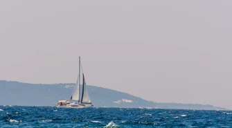 Jak zachować bezpieczeństwo na żaglach? Poznaj 5 zasad!