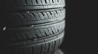 Czy lepiej wybrać opony Mazzini czy bieżnikowane? Porównanie dla świadomego kierowcy