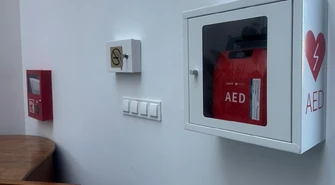 Defibrylator zawisł na ścianie. Kino Żeglarz w Sławie z nowym sprzętem ratującym życie