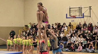 Pełna hala na świątecznych zawodach w „Staszicu”. Dla wielu dziewczynek to był pierwszy start w życiu