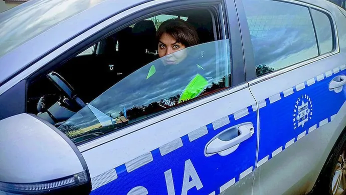 W klapkach i swetrze szedł przez miasto. Senior z Góry nie pamiętał, gdzie mieszka. Policjanci odwieźli go do domu