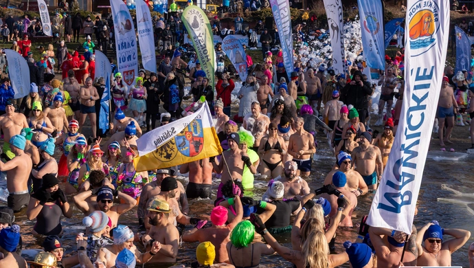 Z uśmiechem weszli do lodowatej wody. Blisko 400 morsów zjechało nad jezioro w Lginiu