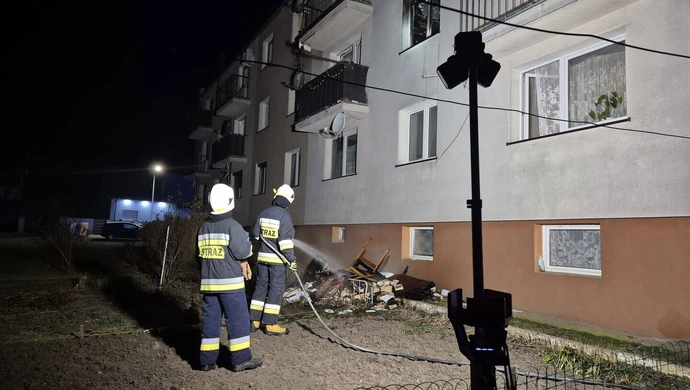 Pożar przy ul. Obrońców Warszawy we Wschowie. 14 osób ewakuowanych, 61-latka trafiła do szpitala