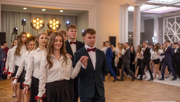 40 par zatańczyło poloneza w Toscanii. Studniówka I LO we Wschowie [ZDJĘCIA]