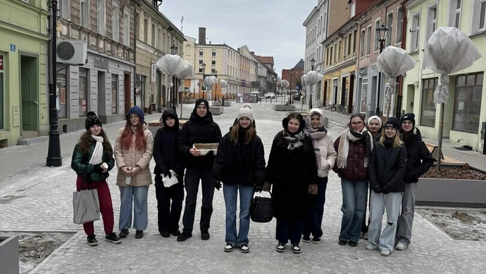 Gorąca herbata w mroźny dzień. Licealiści ze Wschowy ruszyli na ulice miasta
