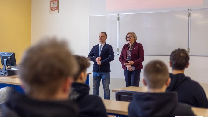 Wołają z grobów, których nie ma. Wystawa o zbrodni wołyńskiej trafiła do wschowskiej szkoły