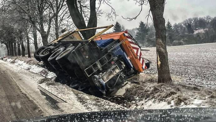 Szkoły zamknięte, ciężarówki w rowach. Gołoledź dała się we znaki gminie Wschowa