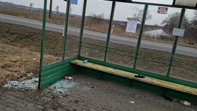 Zniszczone przystanki w Łęgoniu i Lginiu. Burmistrz: za naprawę zapłacimy wszyscy