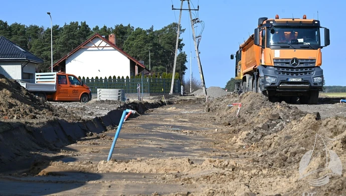 Kostka brukowa i krawężniki. Przebudowa Tęczowej i Jaśminowej przyspiesza [ZDJĘCIA]