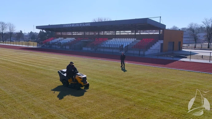 Stadion w Sławie. Murawa przechodzi wiosenne zabiegi