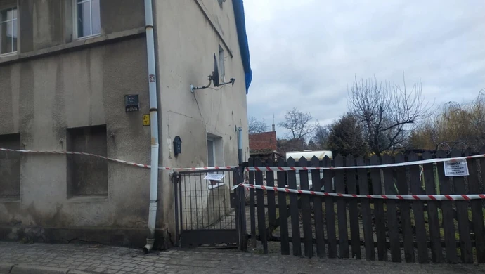 Runął komin na ul. Nowej. Matka z dwójką dzieci znalazła się w trudnej sytuacji. „Sami sobie nie poradzimy”