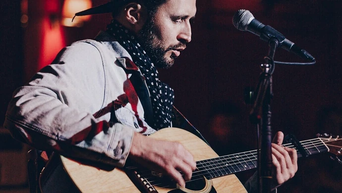 Dylan, Presley i Cash akustycznie. Kuba Kęsy w Coolturce