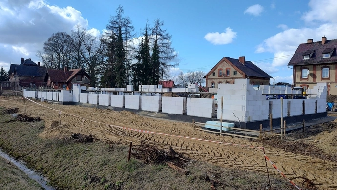 Wcześniej Gola, teraz Szlichtyngowa. Nowa remiza strażacka rośnie w oczach