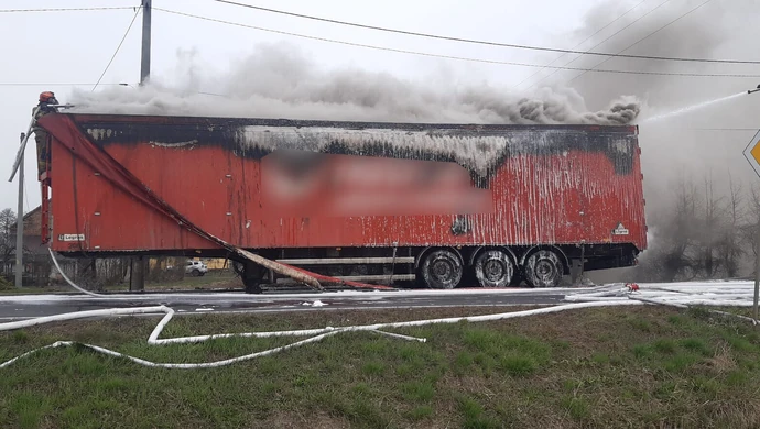 Ponad pięć godzin bez przejazdu przez Dębową Łękę. Na DK12 płonęła naczepa z elektrośmieciami