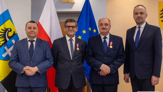 Złote Medale za Długoletnią Służbę. Prezydent RP uhonorował pracowników Starostwa Powiatowego we Wschowie