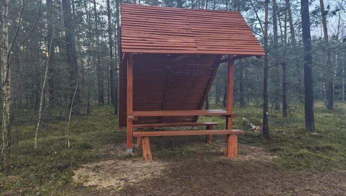 Postawili ją dla rowerzystów i turystów. Kilka miesięcy później zniknęła bez śladu. Leśnicy nie kryją rozgoryczenia