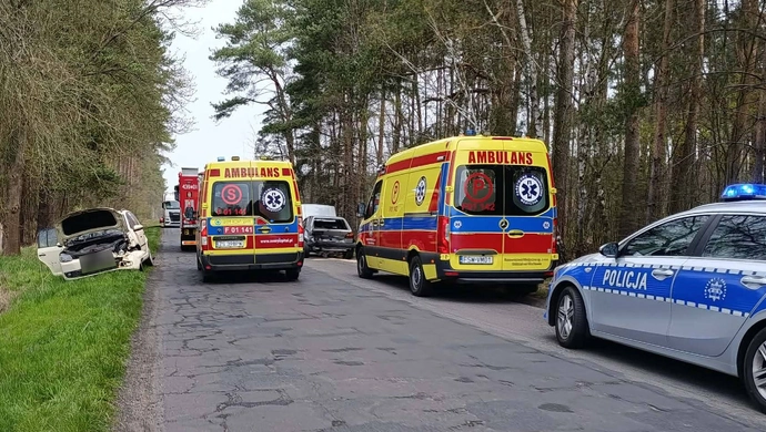 21-latek skręcał, 48-latka wyprzedzała. Trzy Volkswageny rozbite na trasie Gola - Szreniawa