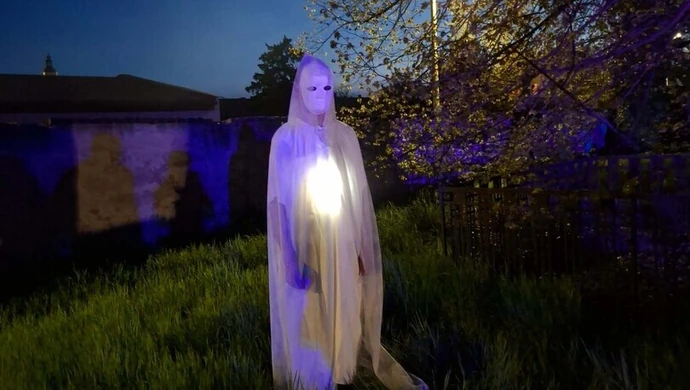 Po zmroku w Lapidarium Rzeźby Nagrobnej. Uczniowie SP1 odegrali „Słowiańskie Dziady”