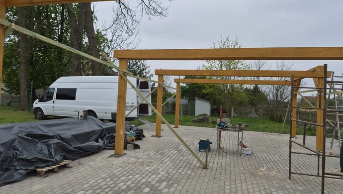 Mieszkańcy Górczyny zyskają plenerowe miejsce spotkań. Powstaje wiata biesiadna