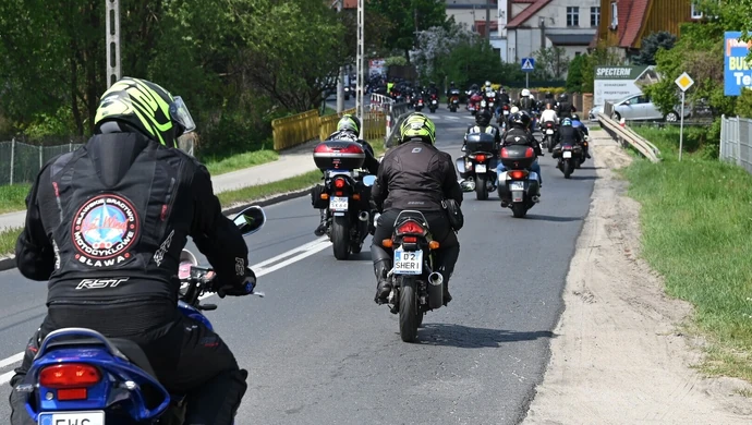 Sławskie Bractwo Motocyklowe oficjalnie otworzyło sezon. Ulicami przejechała kawalkada maszyn [WIDEO Z TRASY]