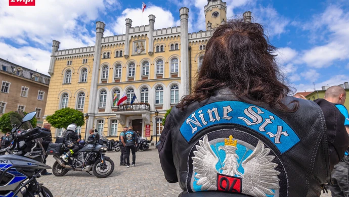 Kilkudziesięciu motocyklistów Nine Six MC na wschowskim Rynku [ZDJĘCIA]