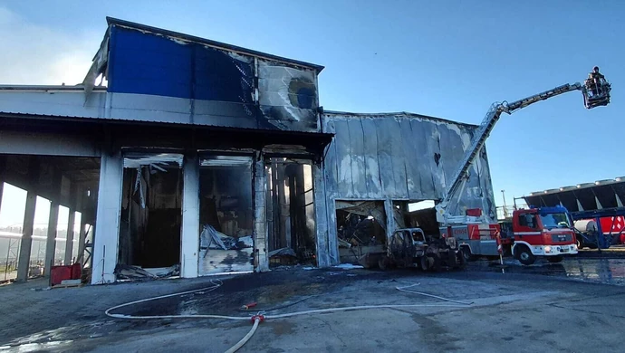 Pożar zakładu w Ciepielówku. Niebezpieczne odpady, 70 strażaków