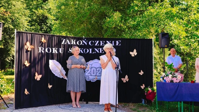 Wzruszający moment w Starych Drzewcach. Pożegnano nauczycielkę z 49-letnim stażem