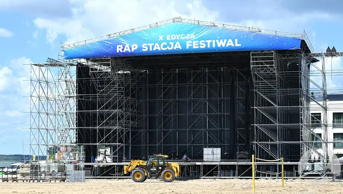 Rap Stacja coraz bliżej. Nad Jeziorem Sławskim powstaje hip-hopowy raj na ziemi [ZDJĘCIA]