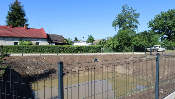 Czystsze stawy i nowe ogrodzenie w Dryżynie. Gmina rozliczyła prace przy trzech zbiornikach