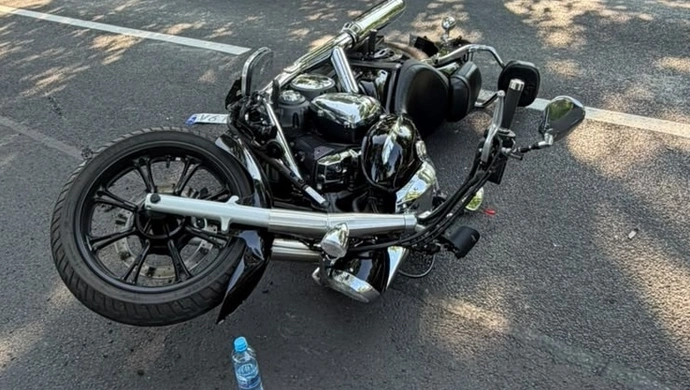 Motocyklista uderzył w lawetę między Krzepielowem a Przydrożem. Dwie osoby trafiły do szpitala