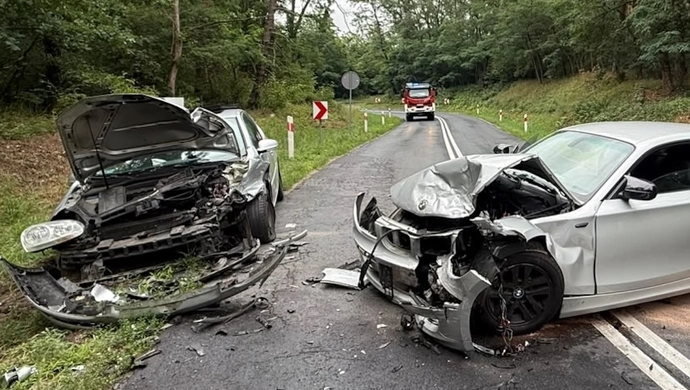 BMW zderzyło się czołowo z golfem pod Starym Strączem. Droga zamknięta