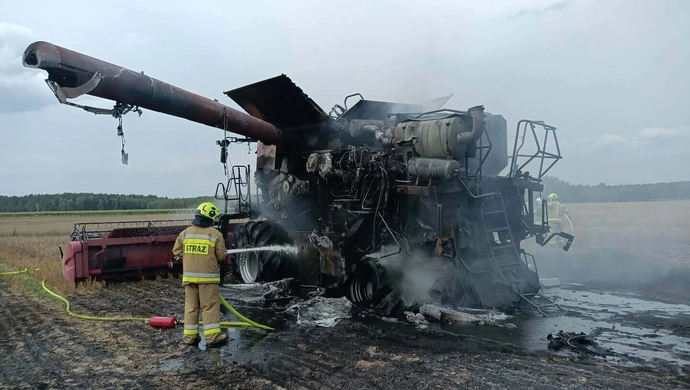 Pożar kombajnu na polu pod Krzepielowem. Na miejsce wezwano śmigłowiec LPR