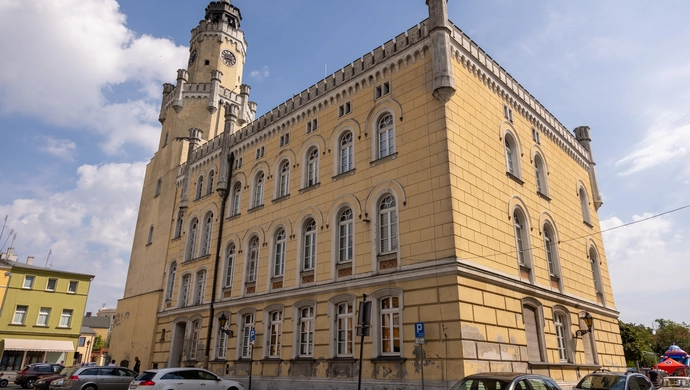 Zdejmują zegarowe tarcze z wieży wschowskiego ratusza. Apel o przeparkowanie aut