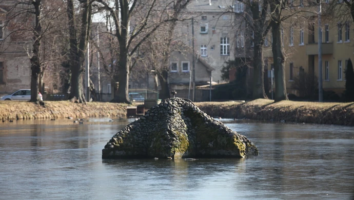 Tragedia w parku Tysiąclecia we Wschowie. Z wody wyłowiono zwłoki mężczyzny