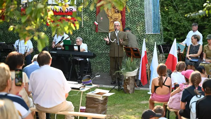Biało-czerwono w ogrodach plebanii. Sława zaśpiewała ku chwale Ojczyzny