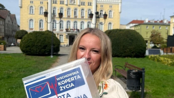 Karta w lodówce, naklejka na drzwiach. UMiG zachęca do odbierania Wschowskiej Koperty Życia 