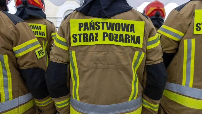 Nowe Strącze. Strażacy mieli pomóc dostać się do mieszkania. W zadymionym pomieszczeniu znaleźli ciało 46-latka