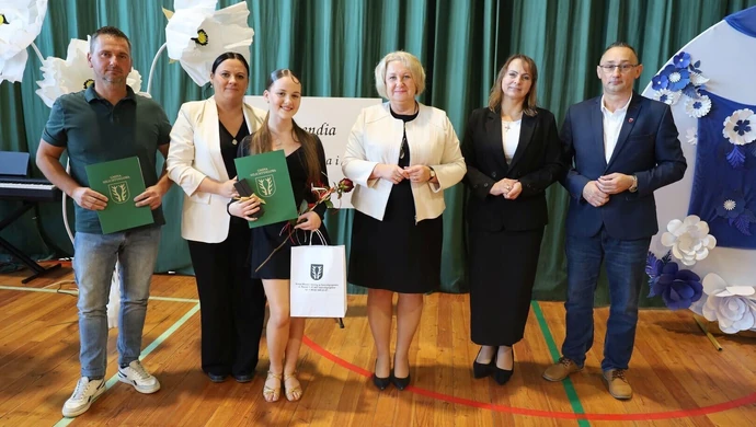 Stypendia Burmistrz Miasta i Gminy Szlichtyngowa. Za naukę nagrodzono 19 uczniów