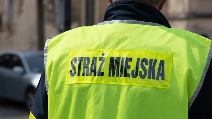 Szukała auta, w którym został niepełnosprawny mąż. Pomogli strażnicy miejscy