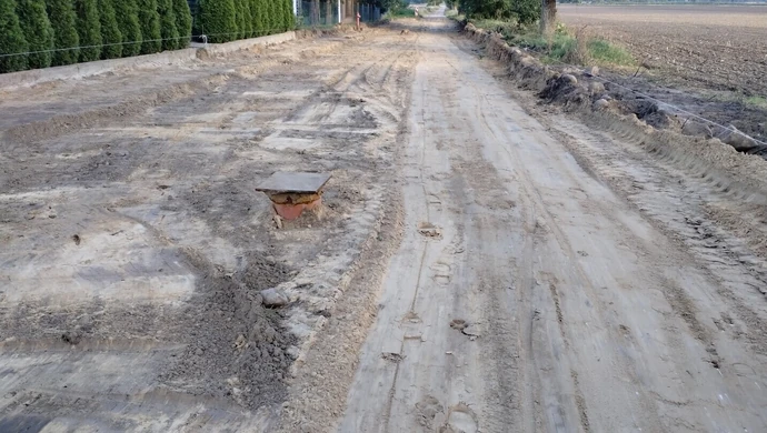 Ciężki sprzęt w Kowalewie. Ruszyła odbudowa drogi gminnej