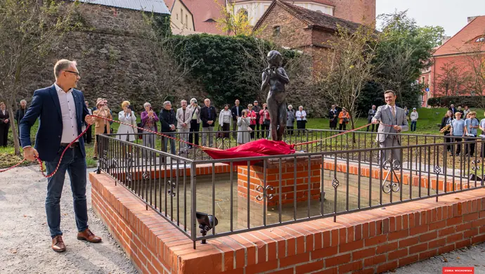 Wschowianie znów mają swojego Flecistę. Wrócił do fontanny w parku [ZDJĘCIA]