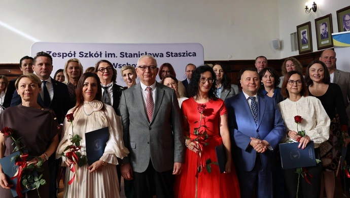 Powiatowy Dzień Edukacji Narodowej w „Staszicu”. Starosta i dyrektorzy nagrodzili pracowników oświaty
