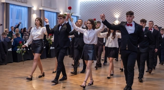 Studniówka I ZS we Wschowie. „Bawcie się tak, żeby bolały nogi, a nie sumienia” [ZDJĘCIA]