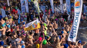 Z uśmiechem weszli do lodowatej wody. Blisko 400 morsów zjechało nad jezioro w Lginiu