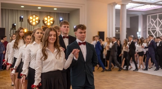 40 par zatańczyło poloneza w Toscanii. Studniówka I LO we Wschowie [ZDJĘCIA]