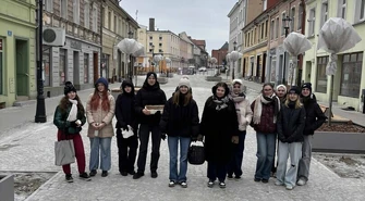 Gorąca herbata w mroźny dzień. Licealiści ze Wschowy ruszyli na ulice miasta
