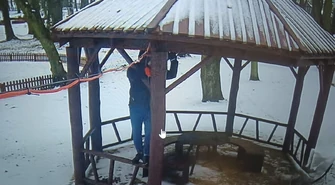 Oddał mocz przed kamerą, a potem ukradł kabel. Myślał, że zakryta twarz wystarczy