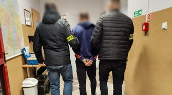 Zamówili jedzenie, ale nie mieli zamiaru płacić. Dostawca zdołał uciec na przebitych oponach