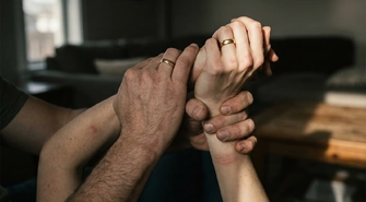 „Zniszczę cię”, „będziesz rośliną”. Mieszkaniec powiatu oskarżony o znęcanie się nad żoną